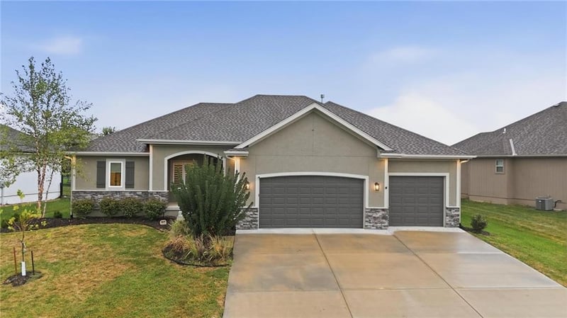 1067 SW Conch Cir, Lee's Summit, MO 64064