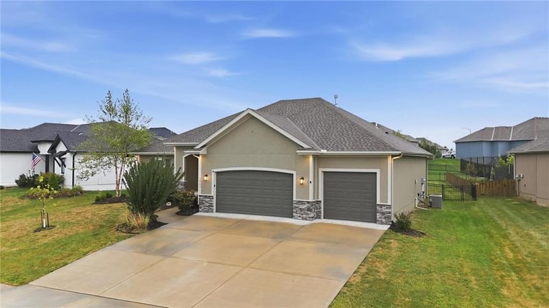 1067 SW Conch Cir, Lee's Summit, MO 64064