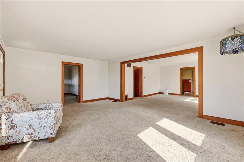 219 W 4th St, Tonganoxie, KS 66086