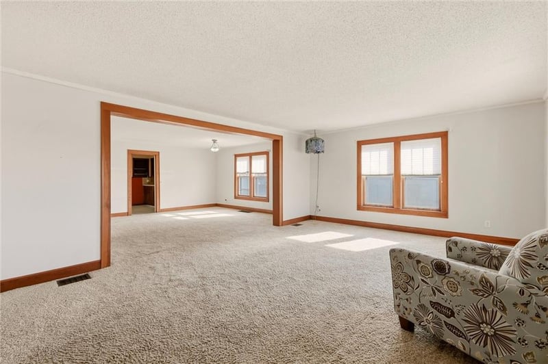 219 W 4th St, Tonganoxie, KS 66086