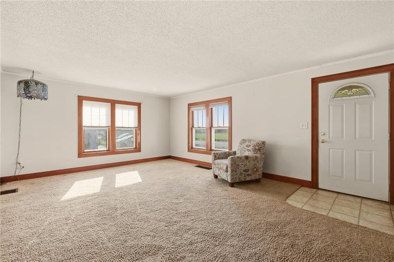 219 W 4th St, Tonganoxie, KS 66086