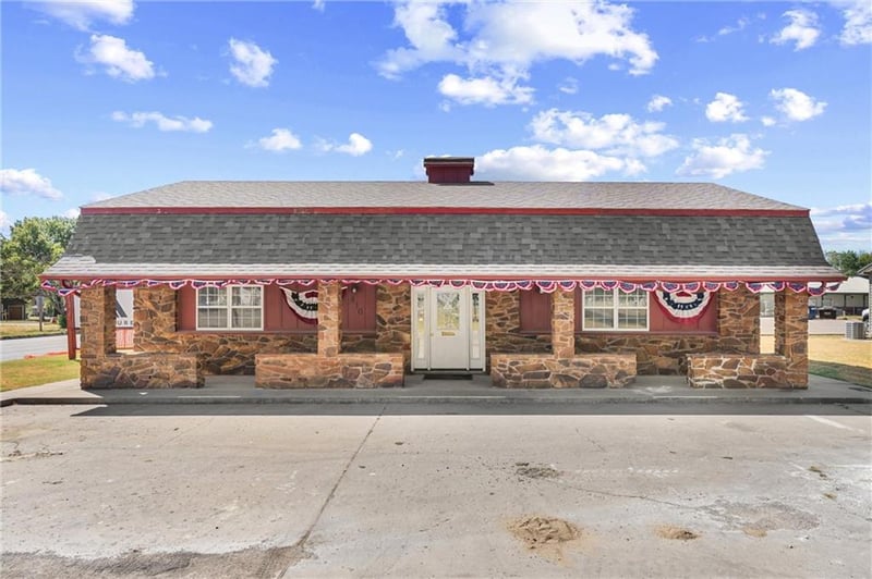 410 E Taylor St, Caney, KS 67333