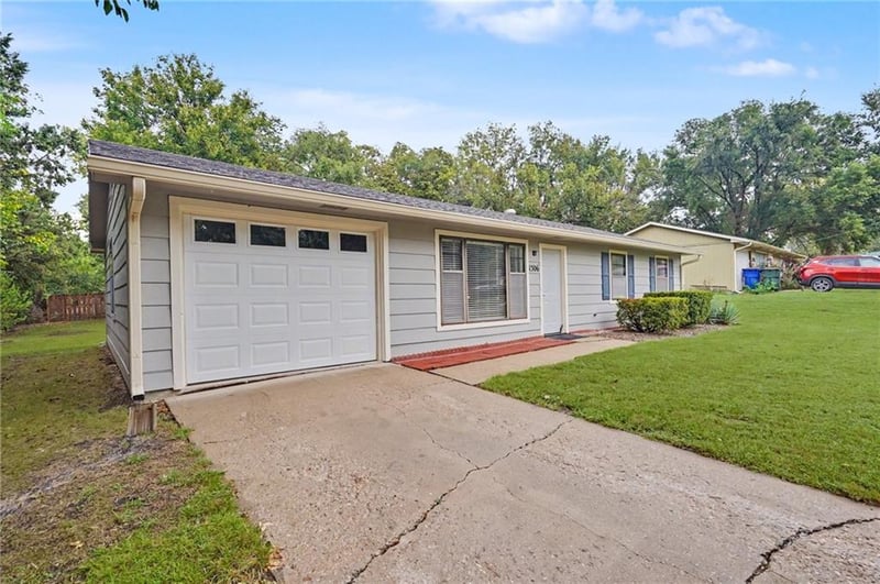 1306 E 16th St, Lawrence, KS 66044