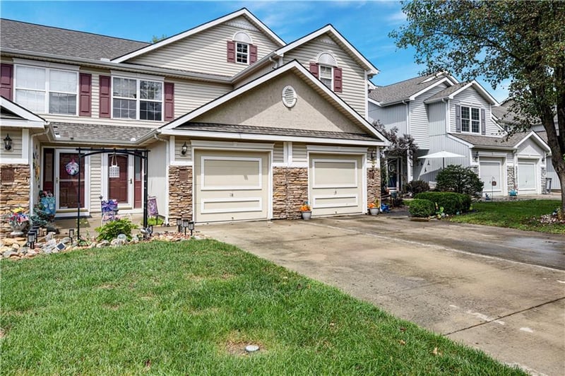 3223 SW Shadow Brook Dr, Blue Springs, MO 64015
