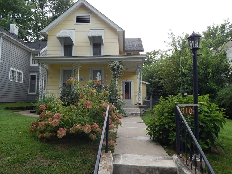910 Columbia Ave, Leavenworth, KS 66048
