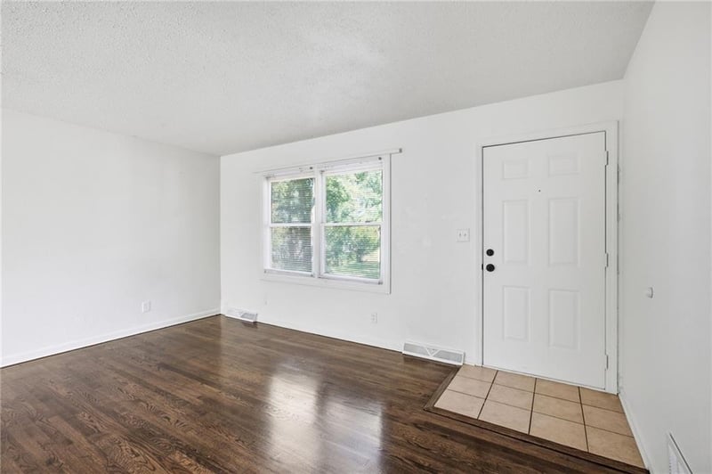 6102 Earnshaw St, Shawnee, KS 66216