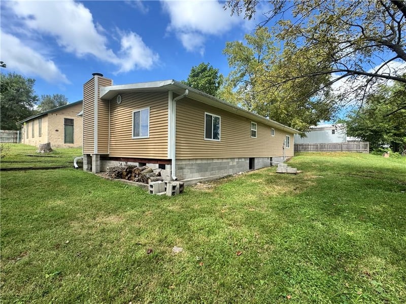 2745 169 Hw, Trimble, MO 64492