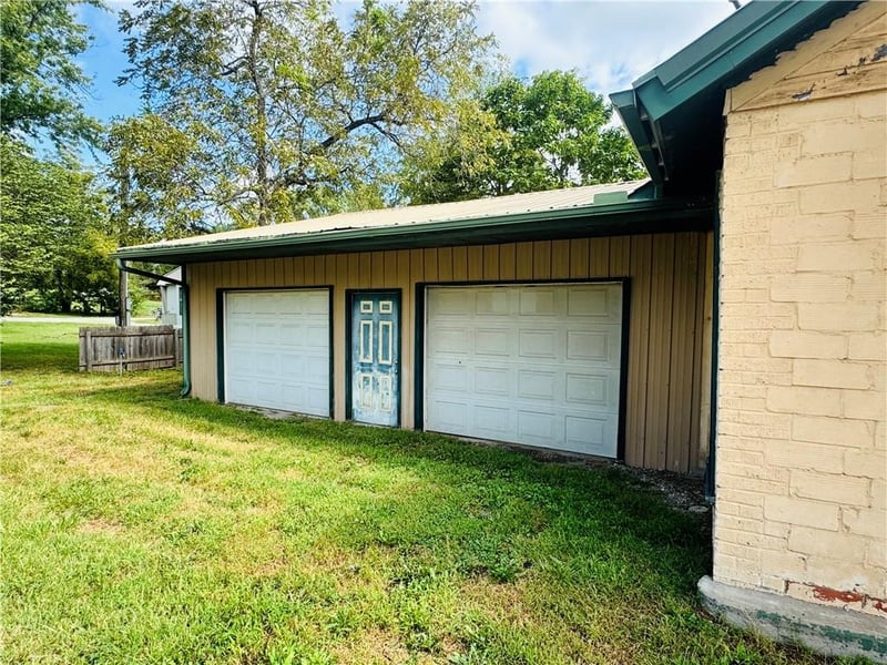 2745 169 Hw, Trimble, MO 64492