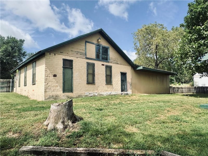 2745 169 Hw, Trimble, MO 64492