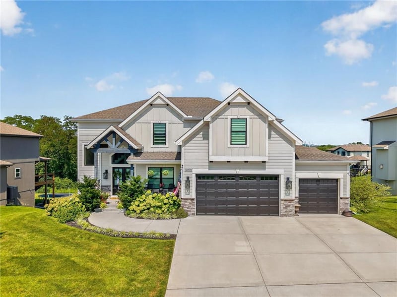 14670 Thousand Oaks Pl, Parkville, MO 64152