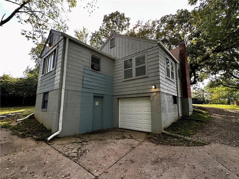 6800 Blue Pw, Kansas City, MO 64129