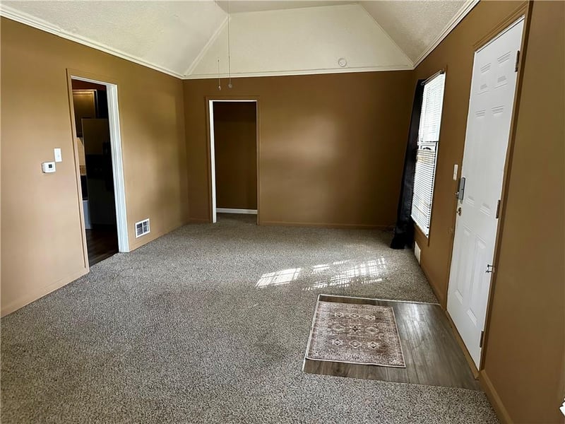 6800 Blue Pw, Kansas City, MO 64129