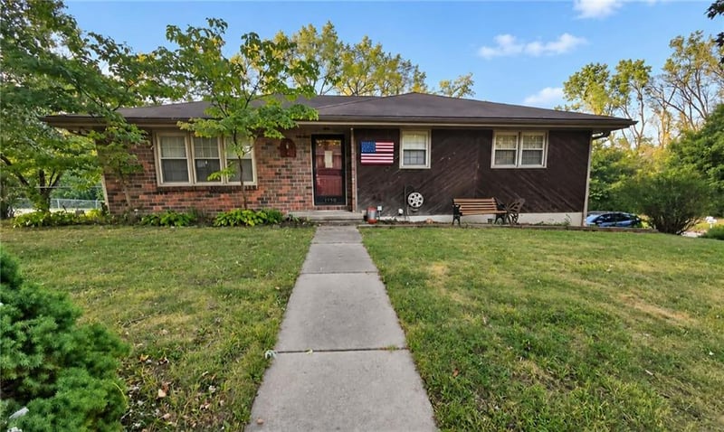 1950 Safari Dr, St Joseph, MO 64506