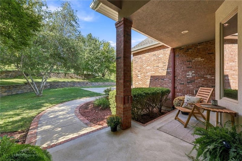 8615 NW Baker Road Cir, Kansas City, MO 64153