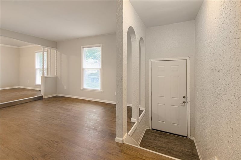 300 Parkwood Dr, Blue Springs, MO 64014