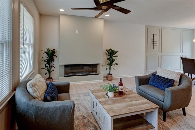305 Sharon Dr, Lee's Summit, MO 64063