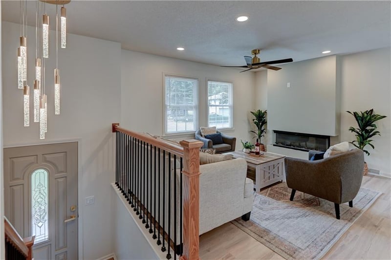 305 Sharon Dr, Lee's Summit, MO 64063