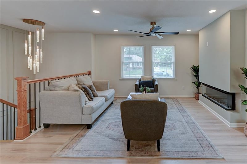 305 Sharon Dr, Lee's Summit, MO 64063