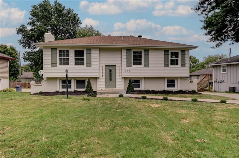 305 Sharon Dr, Lee's Summit, MO 64063