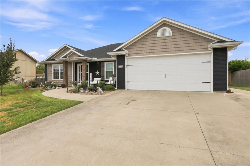 409 SW Cross Creek Dr, Grain Valley, MO 64029