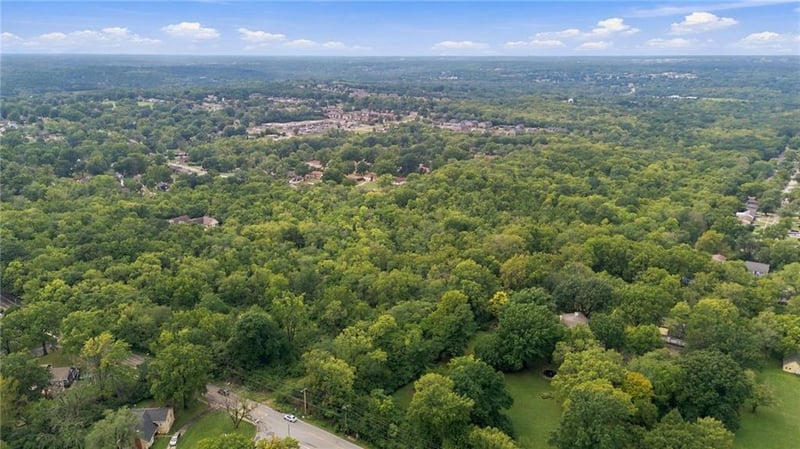 10806 Grandview Rd, Kansas City, MO 64137