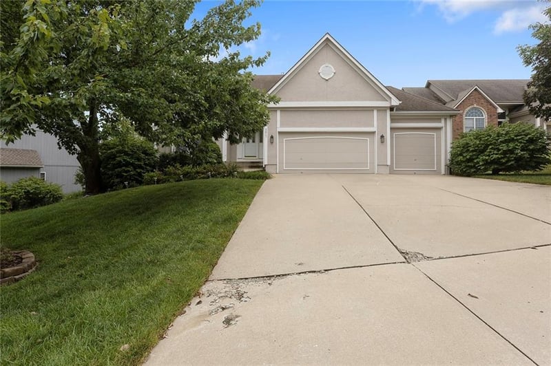 2617 SW 10th St, Lee's Summit, MO 64081