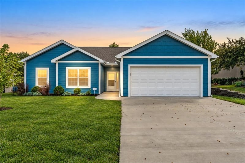 216 Meadowbrook Ln, Wellsville, KS 66092