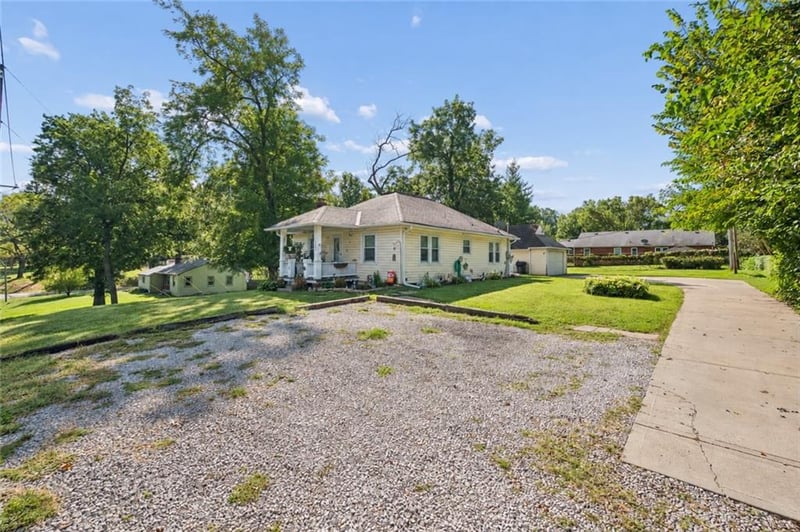 10305 E 35th St, Independence, MO 64052