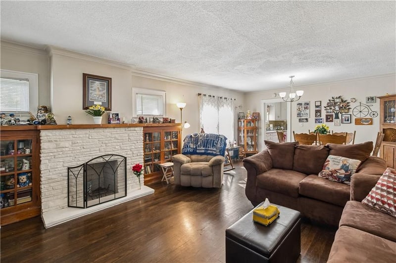 10305 E 35th St, Independence, MO 64052