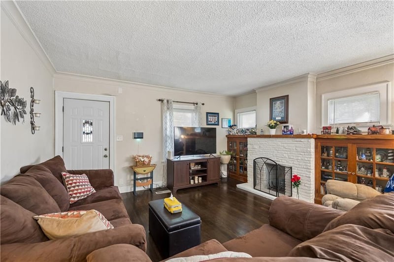 10305 E 35th St, Independence, MO 64052