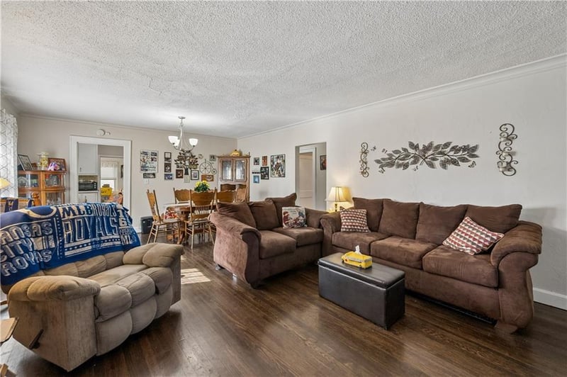 10305 E 35th St, Independence, MO 64052