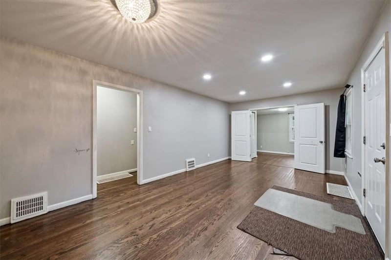 9800 Plymouth Ln, Raytown, MO 64133