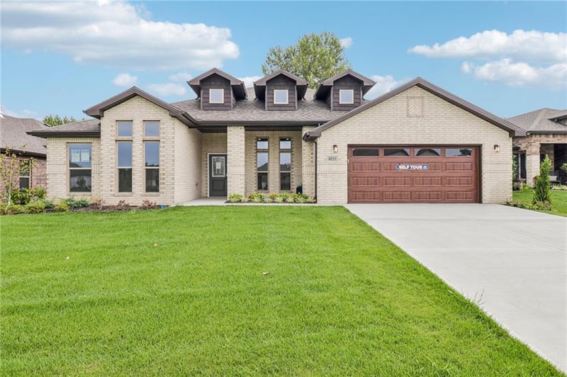 8523 Pickering St, Lenexa, KS 66227