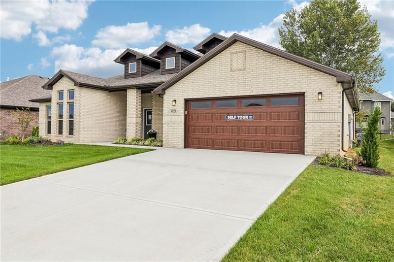 8523 Pickering St, Lenexa, KS 66227