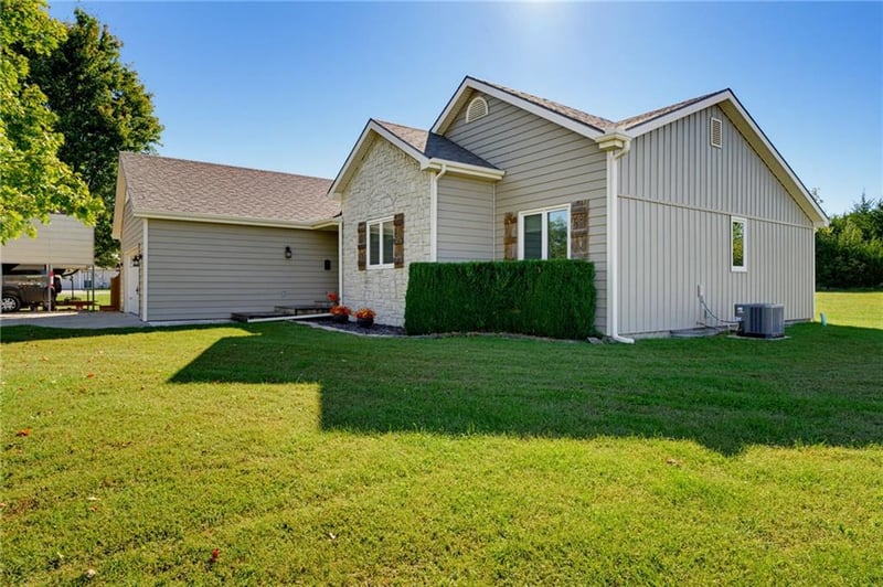 1185 E 1067 Rd, Lawrence, KS 66047