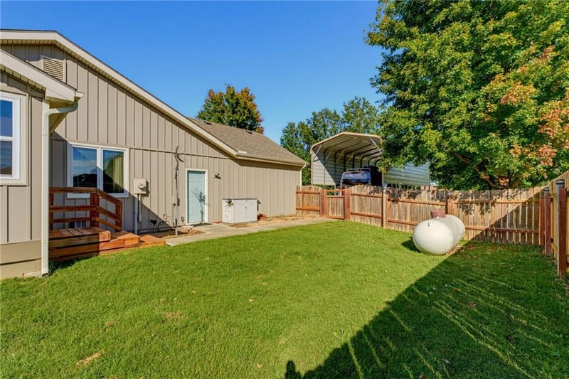 1185 E 1067 Rd, Lawrence, KS 66047