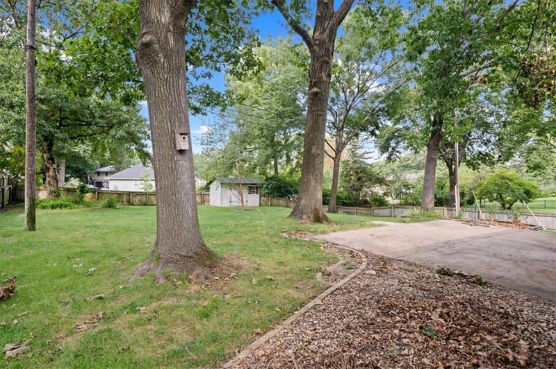10616 Oak St, Kansas City, MO 64114