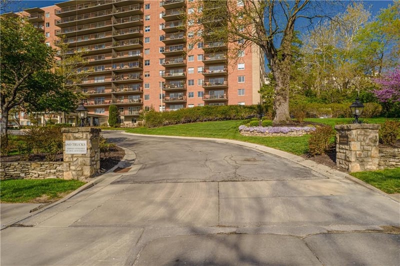 4550 Warwick Blvd #1101-1102, Kansas City, MO 64111