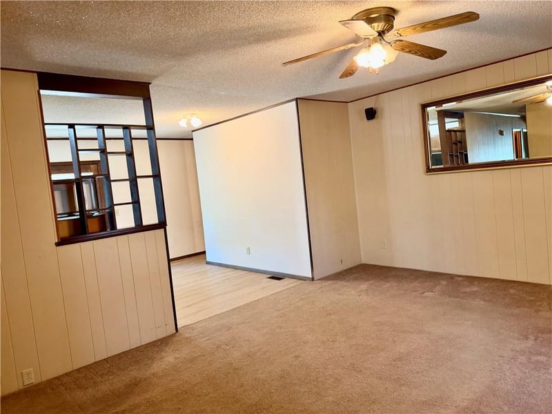 2403 College Ln W, St Joseph, MO 64503