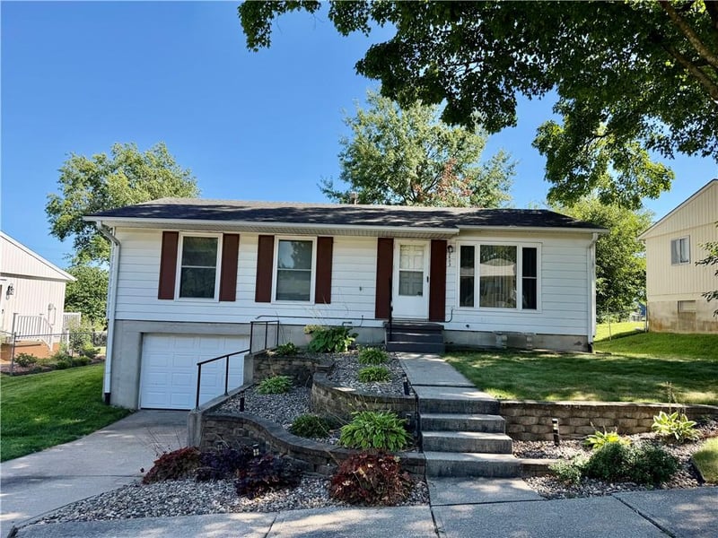 2403 College Ln W, St Joseph, MO 64503