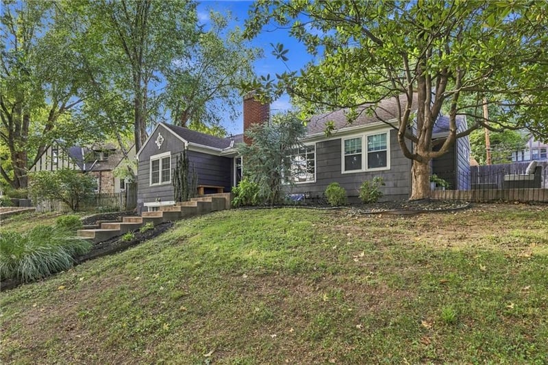 210 E Winthrope Rd, Kansas City, MO 64113