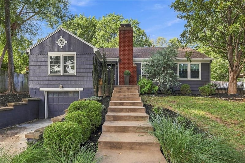 210 E Winthrope Rd, Kansas City, MO 64113
