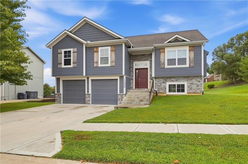 17904 Sunset Dr, Weston, MO 64098