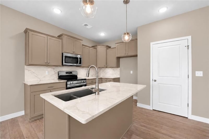 12606 S Parkwood Ln, Lee's Summit, MO 64086
