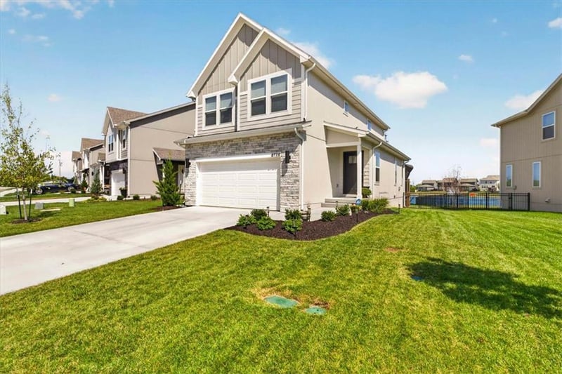 8724 SW Brickell Dr, Blue Springs, MO 64064