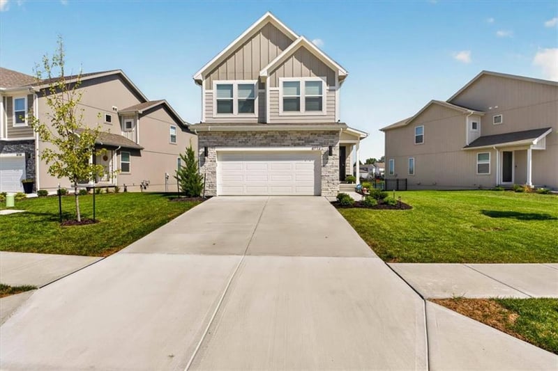 8724 SW Brickell Dr, Blue Springs, MO 64064
