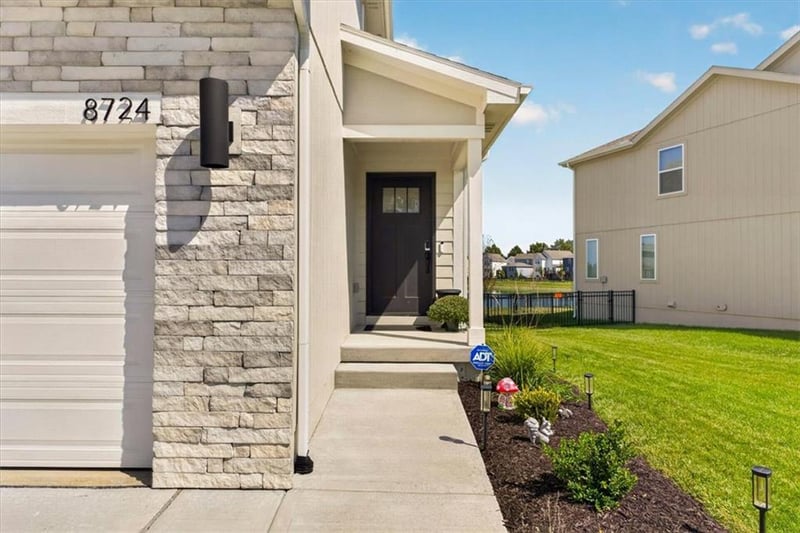 8724 SW Brickell Dr, Blue Springs, MO 64064