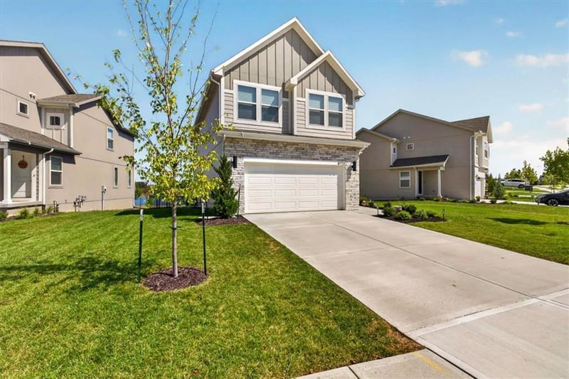 8724 SW Brickell Dr, Blue Springs, MO 64064
