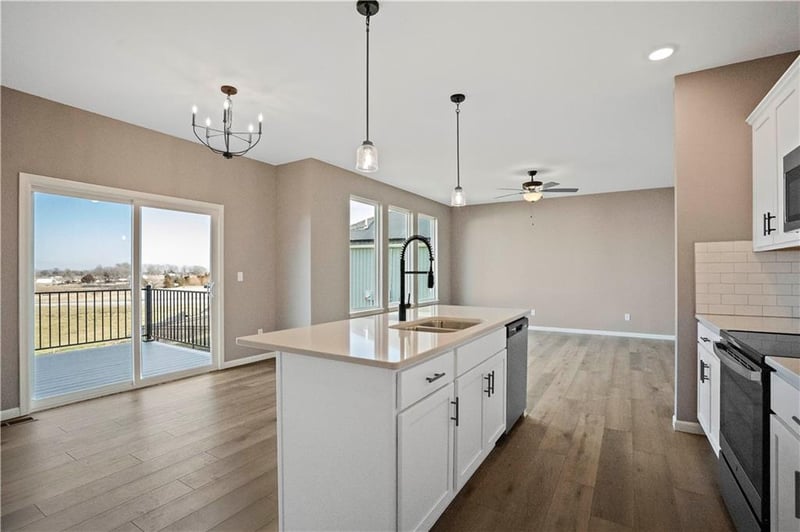 12608 S Parkwood Ln, Lee's Summit, MO 64086