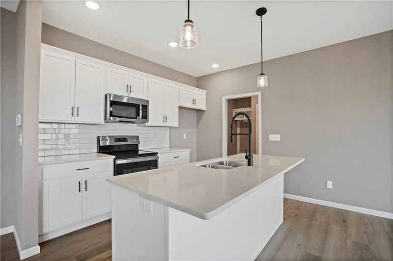 12608 S Parkwood Ln, Lee's Summit, MO 64086